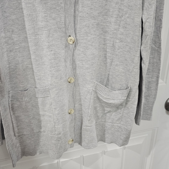 Abercrombie & Fitch Icon Boyfriend Cardigan in a Gray Cotton Blend Knit Large - Picture 2 of 6